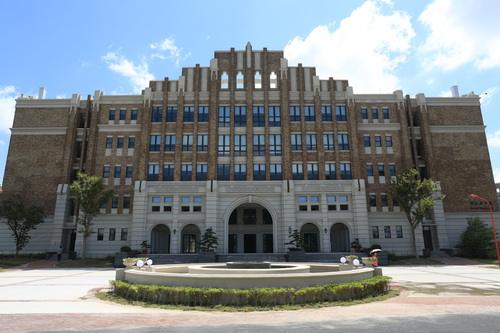 上海外国语大学贤达经济人文学院图片